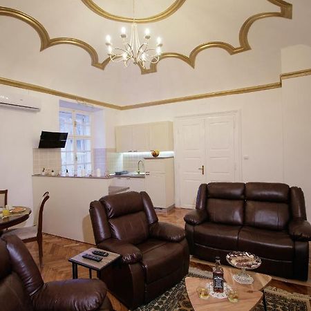 Little Vienna Gold Apartment Varazdin Bagian luar foto