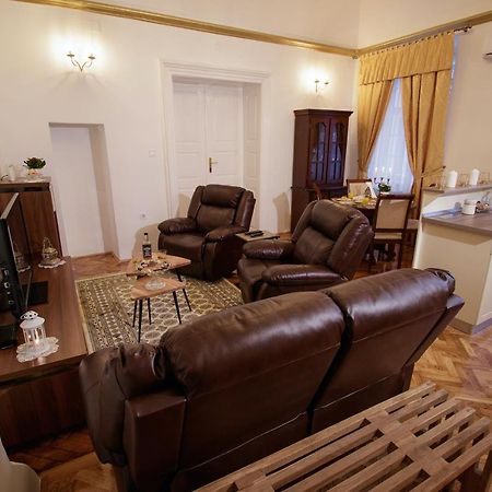 Little Vienna Gold Apartment Varazdin Bagian luar foto