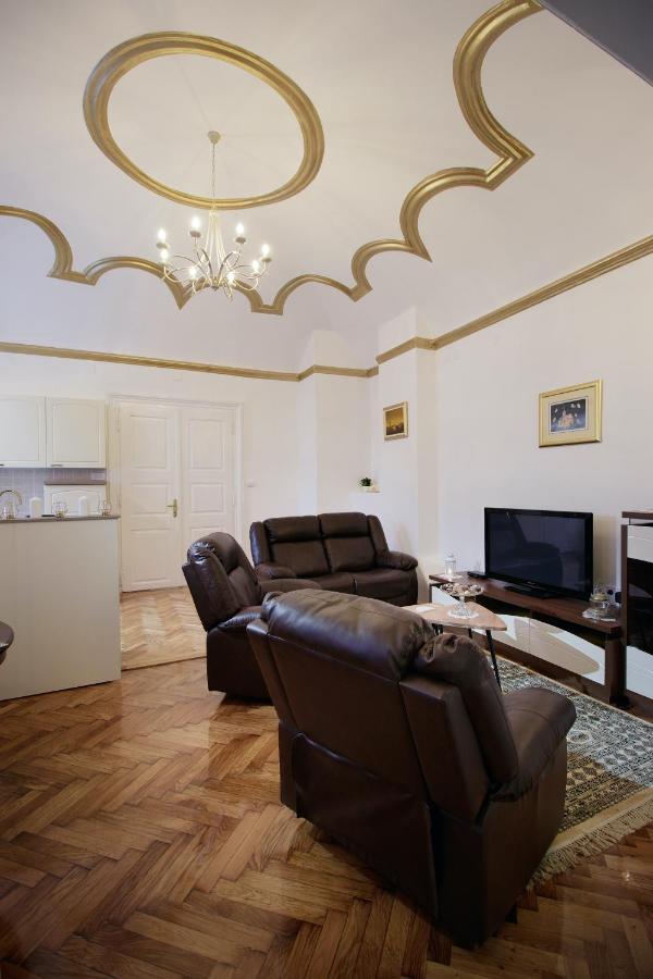 Little Vienna Gold Apartment Varazdin Bagian luar foto