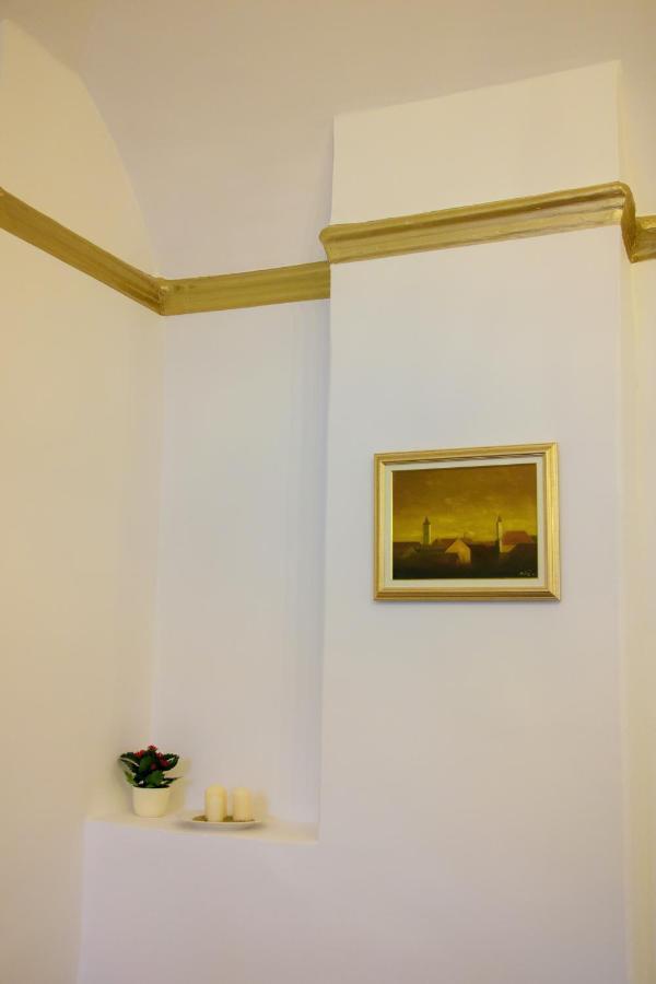 Little Vienna Gold Apartment Varazdin Bagian luar foto