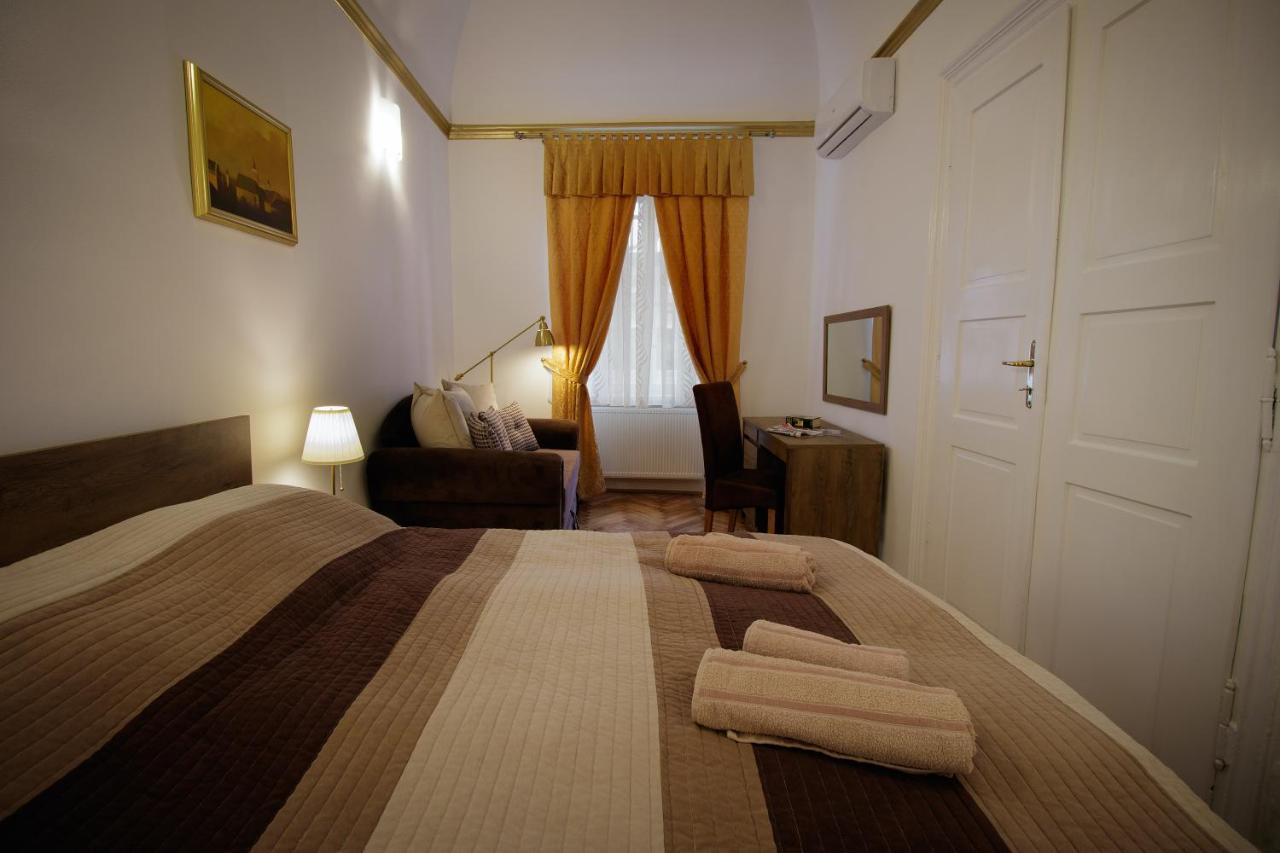 Little Vienna Gold Apartment Varazdin Bagian luar foto
