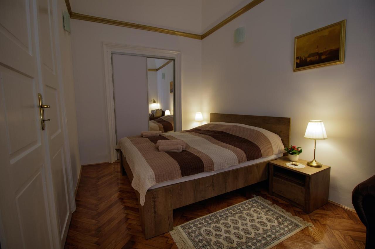 Little Vienna Gold Apartment Varazdin Bagian luar foto