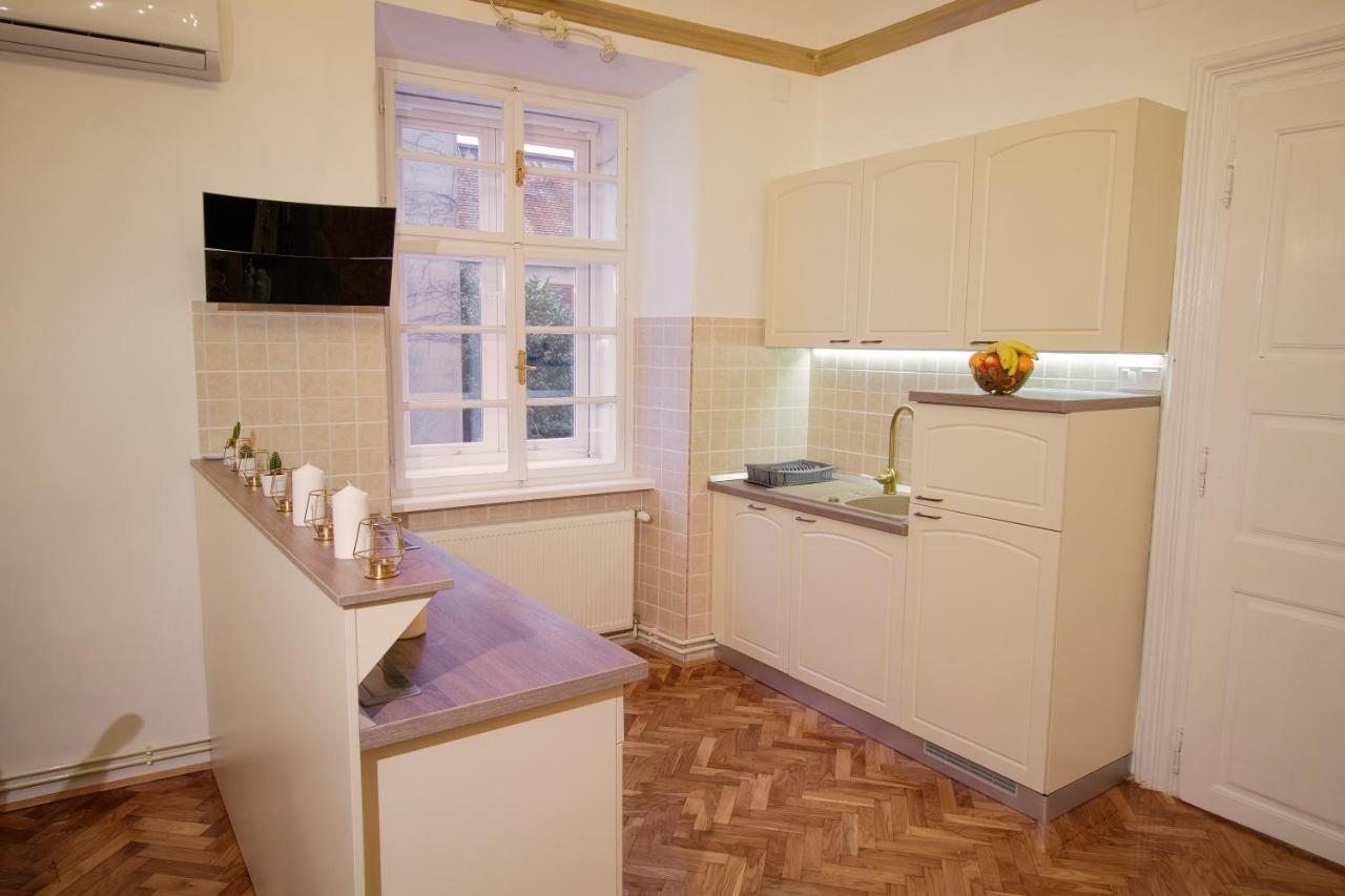 Little Vienna Gold Apartment Varazdin Bagian luar foto