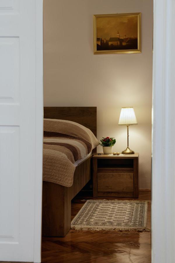 Little Vienna Gold Apartment Varazdin Bagian luar foto