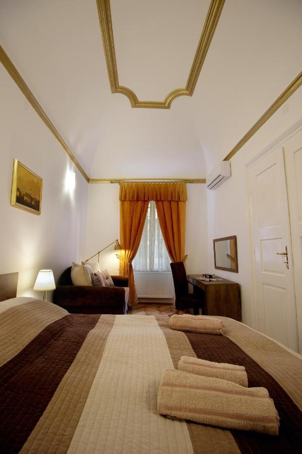 Little Vienna Gold Apartment Varazdin Bagian luar foto