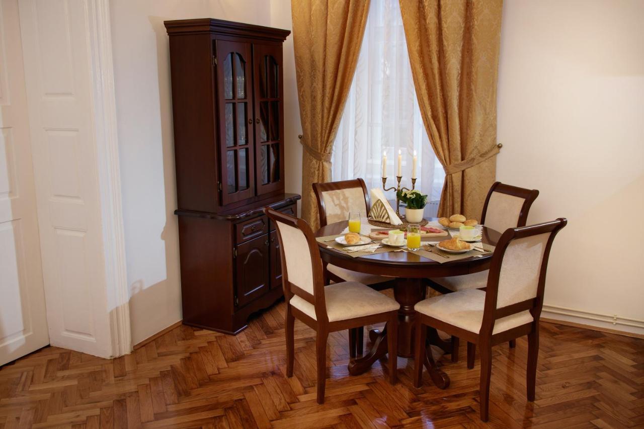 Little Vienna Gold Apartment Varazdin Bagian luar foto