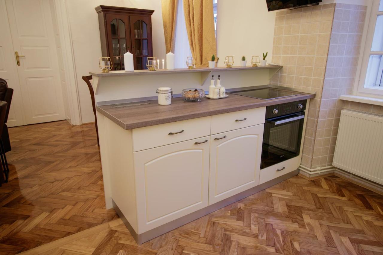 Little Vienna Gold Apartment Varazdin Bagian luar foto