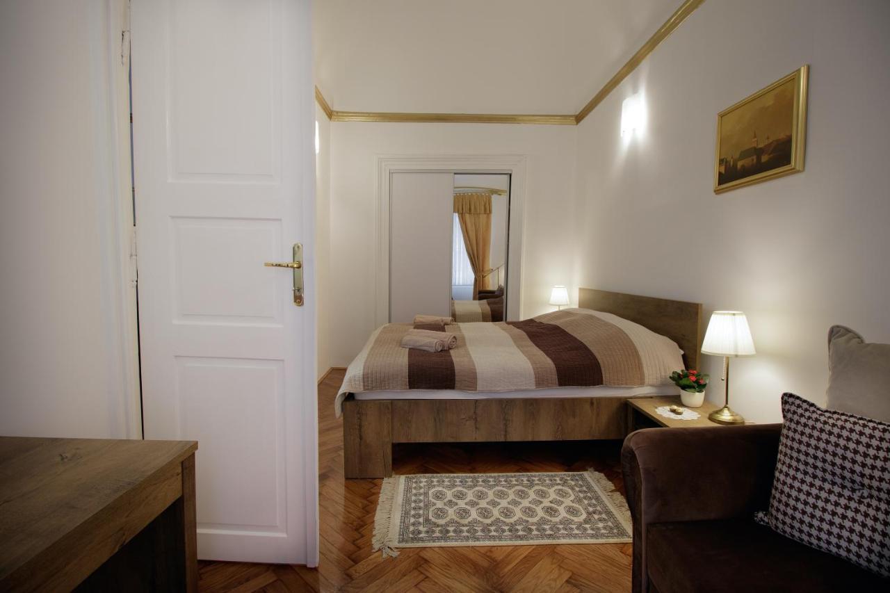 Little Vienna Gold Apartment Varazdin Bagian luar foto