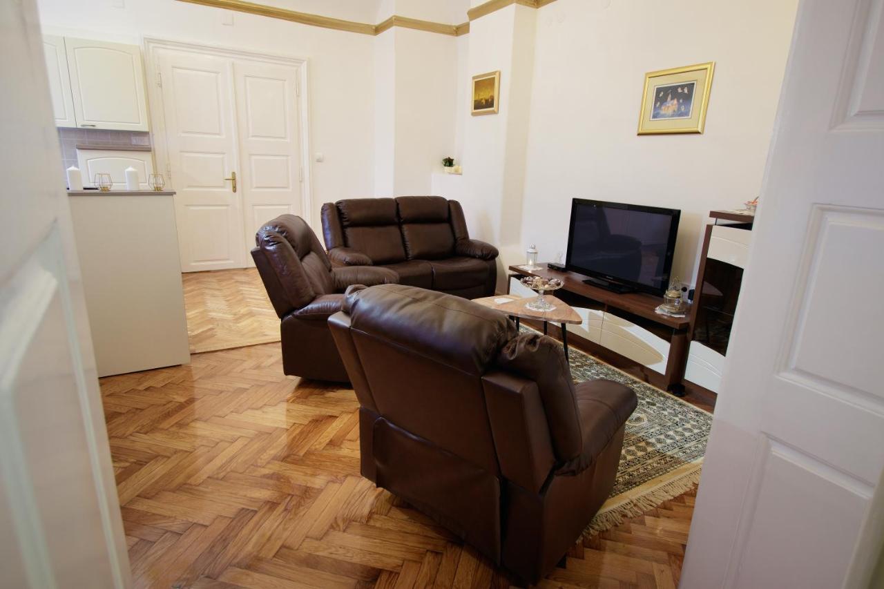 Little Vienna Gold Apartment Varazdin Bagian luar foto