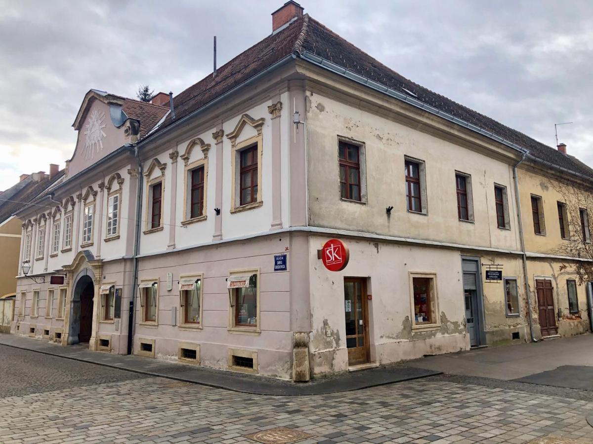 Little Vienna Gold Apartment Varazdin Bagian luar foto